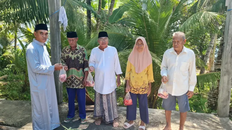 Bupati Michael Thungari saat Panitia Qurban Masjid Al-Iman Gihang Bahu Kecamatan Tabut saat menyerahkan bantuan Qurban dari Pemkab Sangihe kepada masyarakat
