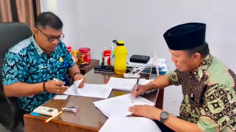 Kabag Kesra Ronny Pasiale saat menyalurkan bantuan dana kepada Pengurus Baznaz Sangihe