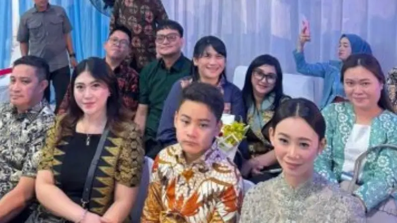Di balik setiap pencapaian besar, ada doa dan dukungan keluarga. Kehadiran istri, anak, dan keluarga menjadi kekuatan dalam perjalanan akademik Bupati Joune Ganda.