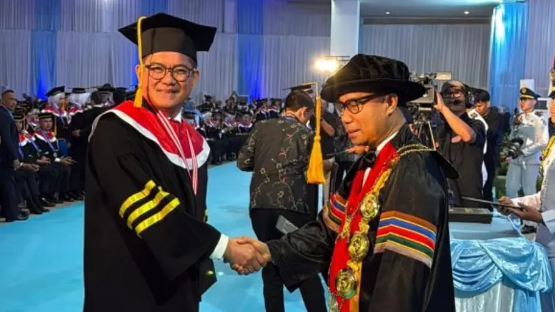 Momen penuh kebanggaan saat Bupati Joune Ganda menerima ijazah doktor sebagai buah dari dedikasi, kerja keras, dan semangat belajar tanpa henti.(Foto: Dok. Diskominfo Minut)