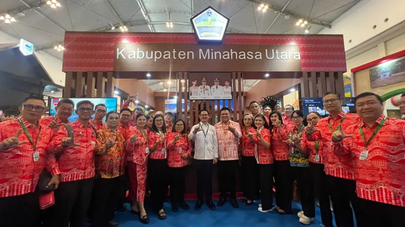 Bupati Joune Ganda dan Wakil Bupati Kevin Lotulung bersama kepala OPD foto bersama di depan stand Kab. Minahasa Utara pada APKASI Otonomi Expo 2026.(Foto: VivaSulut)