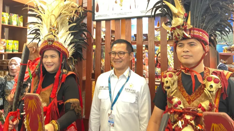 Pakaian adat suku Minahasa, Kabasaran, ikut diperkenankan.(Foto: VivaSulut)