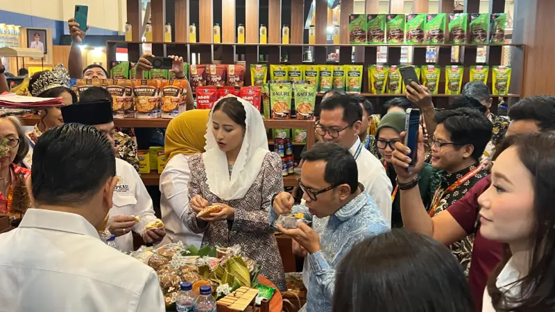 Bupati Minut sekaligus Sekjend APKASI, Joune Ganda menyambut kedatangan Wakil Menteri Dalam Negeri Bima Arya, Wakil Menteri Perdagangan Dyah Roro Esti Widya Putri, para duta besar negara sahabat, Ketua Umum APKASI Bursah Zarnubi yang mengunjungi stand Minahasa Utara.(Foto: VivaSulut)