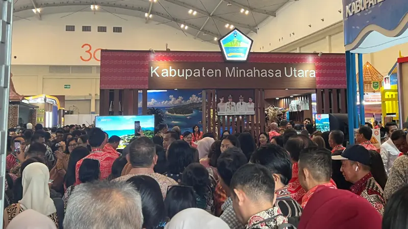 Posisi strategis stand Minahasa Utara serta banyaknya produk lokal yang ditampilkan membuat stand Minahasa Utara selalu ramai.(Foto: VivaSulut)