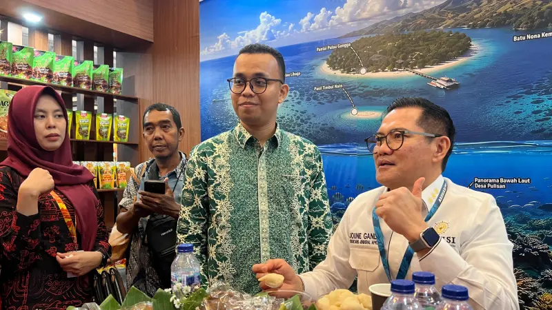Bupati Minut Joune Ganda mencicipi oleh-oleh kuliner dari Kabupaten Lahat.(foto: VivaSulut)