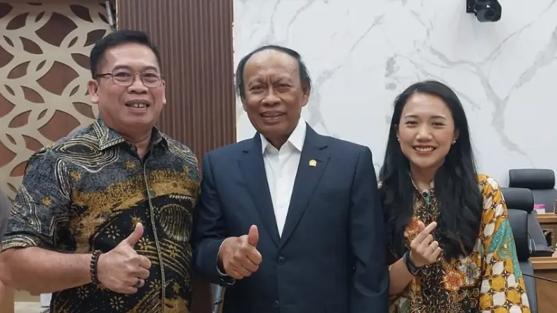 (Kiri ke kanan) Pimpinan DPRD Minahasa Utara Edwin Nelwan, Pimpinan Banggar DPR RI, Muhidin M. Said dan Puteri Komarudin.