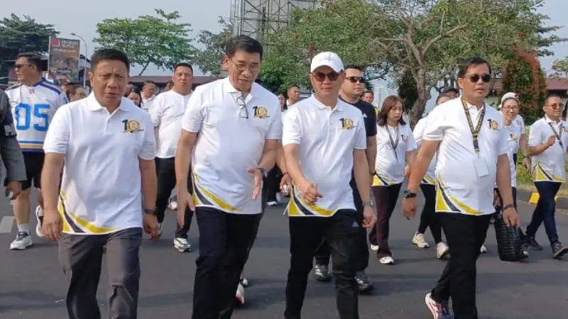 Jalan sehat bersama mewarnai perayaan satu dekade ILUNI UI Sulut yang digelar di kawasan Mega Mas Manado, Sabtu (3/10/2026).
