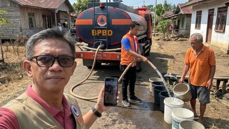 Kepala BPBD Minut, Theodore Lumingkewas memantau distribusi air bersih bagi masyarakat terdampak bencana alam.(Foto: dok. BPBD Minut)