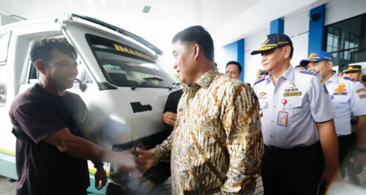 Gubernur Yulius Selvanus