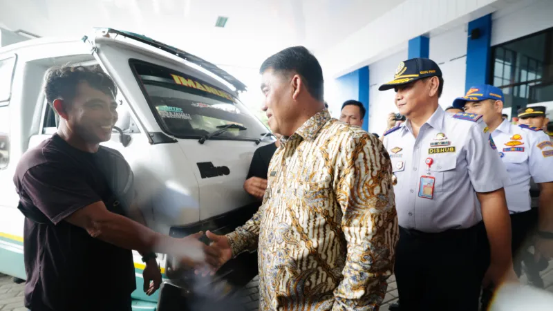 Gubernur Yulius Selvanus