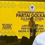 Ketua Penyelenggara Musda XI Golkar Sulut, Michaela Elsiana Paruntu membawakan sambutan pada pembukaan Musda XI, Sabtu (11/4/2026).(Foto: vivasulut)