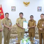 Gubernur Sulut Yulius Selvanus menyerahkan SK kepada Wakil Bupati Heronimus Makainas sebagai Plt Bupati Sitaro.
