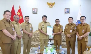 Gubernur Sulut Yulius Selvanus menyerahkan SK kepada Wakil Bupati Heronimus Makainas sebagai Plt Bupati Sitaro.