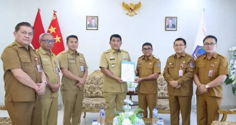Gubernur Sulut Yulius Selvanus menyerahkan SK kepada Wakil Bupati Heronimus Makainas sebagai Plt Bupati Sitaro.