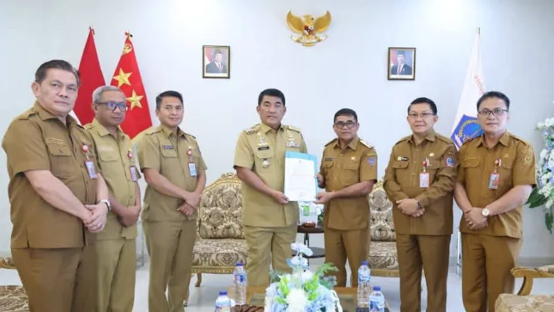 Gubernur Sulut Yulius Selvanus menyerahkan SK kepada Wakil Bupati Heronimus Makainas sebagai Plt Bupati Sitaro.
