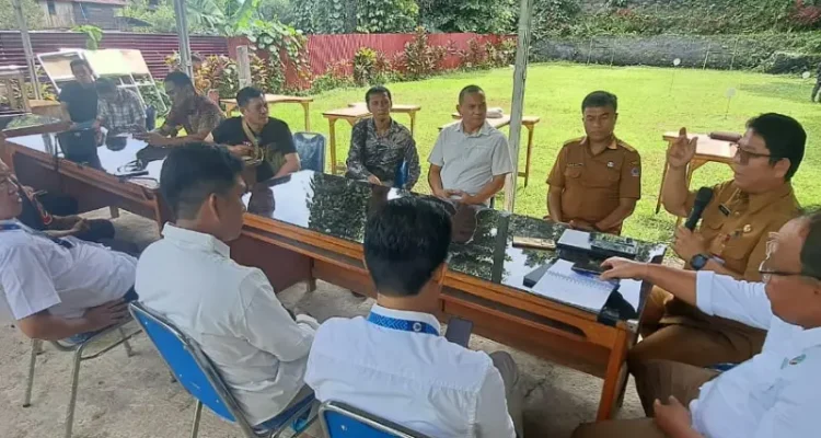 Kepala Dishut Sulut, Rainer Dondokambey, memaparkan program Gubernur Yulius Selvanus dalam kegiatan “Ngopi (Ngobrol Pinter) Bareng JIPS” di Lapangan Tembak Jawa Rimbawan, Senin (25/5/2026).(Foto: dok. JIPS)