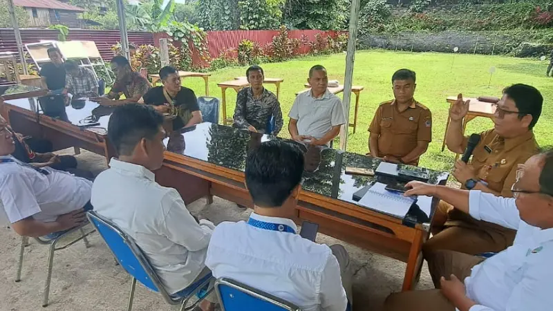 Kepala Dishut Sulut, Rainer Dondokambey, memaparkan program Gubernur Yulius Selvanus dalam kegiatan “Ngopi (Ngobrol Pinter) Bareng JIPS” di Lapangan Tembak Jawa Rimbawan, Senin (25/5/2026).(Foto: dok. JIPS)