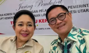 Bupati Minahasa Utara, Joune Ganda, mengambil foto selfie bersama Ketua Komisi IV DPR RI, Titiek Soeharto, dalam kunjungan ke MSM, Sabtu (6/6/2026).