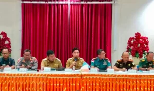 Bupati Michael Thungari saat memimpin Rapat Koordinasi Bersama Unsur Forkopimda, Instansi Terkait serta Jajaran Pemerintah Daerah, Selasa (9/6/2026). Bupati Michael Thungari saat memimpin Rapat Koordinasi Bersama Unsur Forkopimda, Instansi Terkait serta Jajaran Pemerintah Daerah, Selasa (9/6/2026).