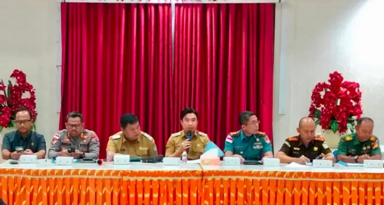 Bupati Michael Thungari saat memimpin Rapat Koordinasi Bersama Unsur Forkopimda, Instansi Terkait serta Jajaran Pemerintah Daerah, Selasa (9/6/2026).