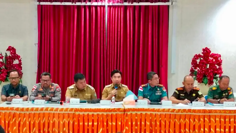 Bupati Michael Thungari saat memimpin Rapat Koordinasi Bersama Unsur Forkopimda, Instansi Terkait serta Jajaran Pemerintah Daerah, Selasa (9/6/2026).