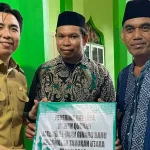 Bupati Michael Thungari saat menyerahkan secara simbolis bantuan hewan qurban untuk masjid Al-Iman Gihang Bahu Kecamatan Tabut