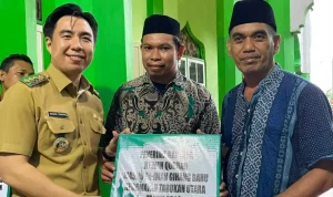 Bupati Michael Thungari saat menyerahkan secara simbolis bantuan hewan qurban untuk masjid Al-Iman Gihang Bahu Kecamatan Tabut
