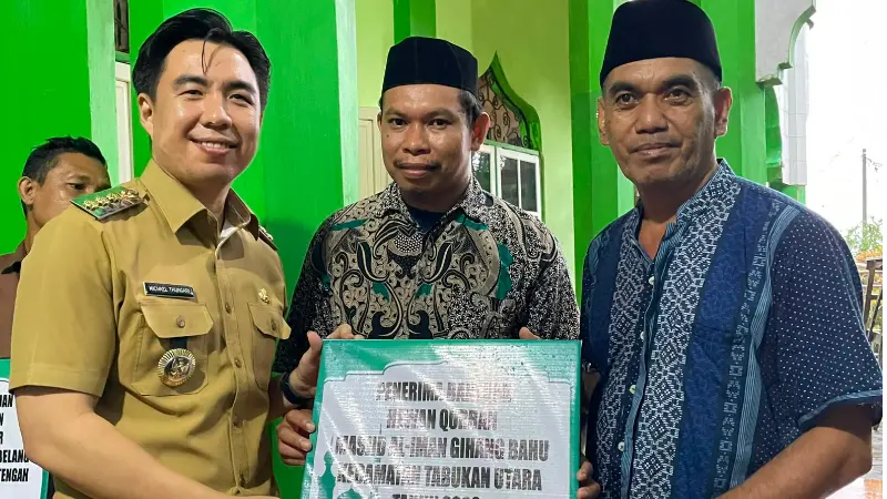 Bupati Michael Thungari saat menyerahkan secara simbolis bantuan hewan qurban untuk masjid Al-Iman Gihang Bahu Kecamatan Tabut