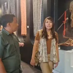 Kepala Dinas Kebudayaan Sulut, Yorry Rommy Lesawengan dan Kadis Pariwisata Sulut Kartika Devi Tanos mengajak JIPS mengelilingi Gedung Museum Sulut.