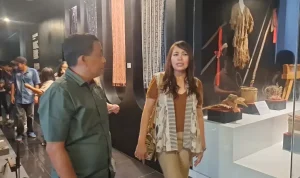 Kepala Dinas Kebudayaan Sulut, Yorry Rommy Lesawengan dan Kadis Pariwisata Sulut Kartika Devi Tanos mengajak JIPS mengelilingi Gedung Museum Sulut.