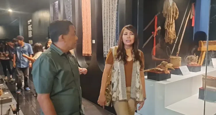 Kepala Dinas Kebudayaan Sulut, Yorry Rommy Lesawengan dan Kadis Pariwisata Sulut Kartika Devi Tanos mengajak JIPS mengelilingi Gedung Museum Sulut.
