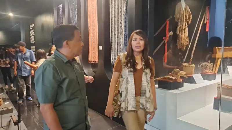 Kepala Dinas Kebudayaan Sulut, Yorry Rommy Lesawengan dan Kadis Pariwisata Sulut Kartika Devi Tanos mengajak JIPS mengelilingi Gedung Museum Sulut.