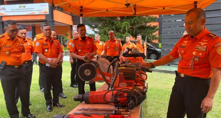 Kepala Basarnas, Marsekal Madya TNI Mohammad Syafii didampingi Kepala Basarnas Sulut George Randang dan sejumlah Kepala Kantor SAR se-Sulawesi, mengecek peralatan SAR.
