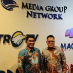 Komisioner KPID Sulut Reidi Sumual bersama Gubernur Sulut Yulius Selvanus.