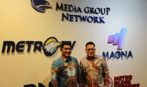 Komisioner KPID Sulut Reidi Sumual bersama Gubernur Sulut Yulius Selvanus.