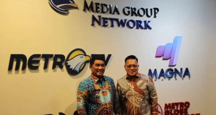 Komisioner KPID Sulut Reidi Sumual bersama Gubernur Sulut Yulius Selvanus.