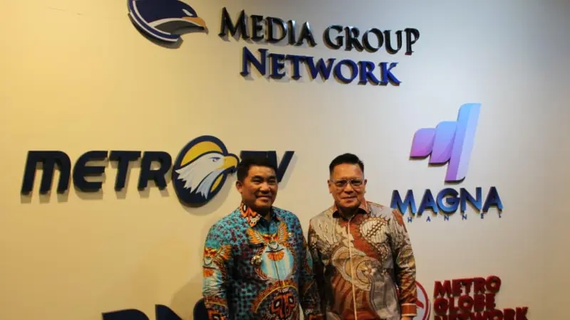 Komisioner KPID Sulut Reidi Sumual bersama Gubernur Sulut Yulius Selvanus.