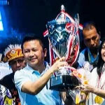 Ketua Umum LPPD Provinsi Sulawesi Utara, Anik Wandriani, mewakili seluruh tim saat menerima Piala Presiden atas capaian keberhasilan pada ajang Pesparawi Nasional ke XIV tahun 2026.