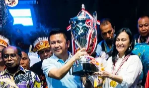 Ketua Umum LPPD Provinsi Sulawesi Utara, Anik Wandriani, mewakili seluruh tim saat menerima Piala Presiden atas capaian keberhasilan pada ajang Pesparawi Nasional ke XIV tahun 2026.