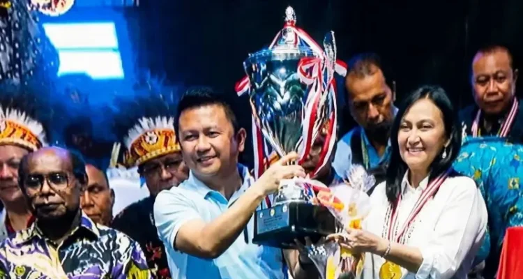 Ketua Umum LPPD Provinsi Sulawesi Utara, Anik Wandriani, mewakili seluruh tim saat menerima Piala Presiden atas capaian keberhasilan pada ajang Pesparawi Nasional ke XIV tahun 2026.
