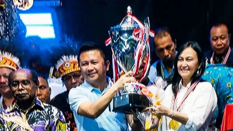 Ketua Umum LPPD Provinsi Sulawesi Utara, Anik Wandriani, mewakili seluruh tim saat menerima Piala Presiden atas capaian keberhasilan pada ajang Pesparawi Nasional ke XIV tahun 2026.