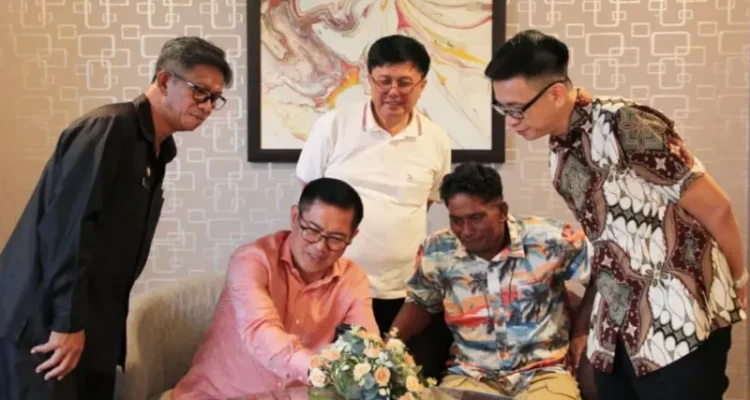 Bupati Minut Joune Ganda, menemui Macbul Budiman di Jakarta serta mendampingi untuk dipertemukan kembali bersama keluarganya di Minahasa Utara.