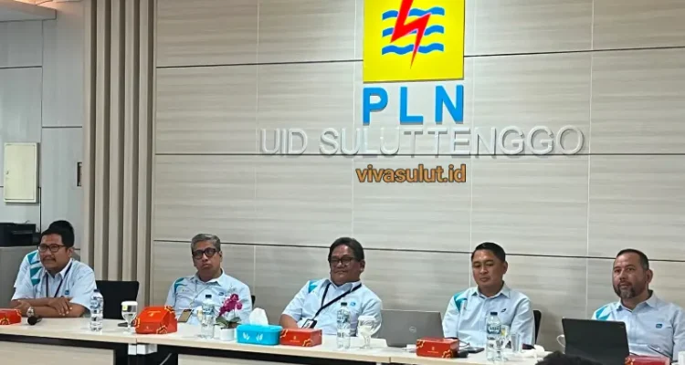 Pimpinan PLN UID Suluttenggo (kiri ke kanan) Manager K3LN Ronggur Leonard Simanjuntak, Senior Manager Keuangan, Komunikasi dan Umum, Dandung Hariwibowo, GM PT PLN UID Suluttenggo, Usman Bangun, Usman Bangun, Senior Manager Niaga & Manajemen Pelanggan, Bonifatius Wardhana dan Manager Unit Pelaksana Proyek Ketenagalistrikan Sulawesi Utara, Heru Wardono.(Foto: VivaSulut.id)
