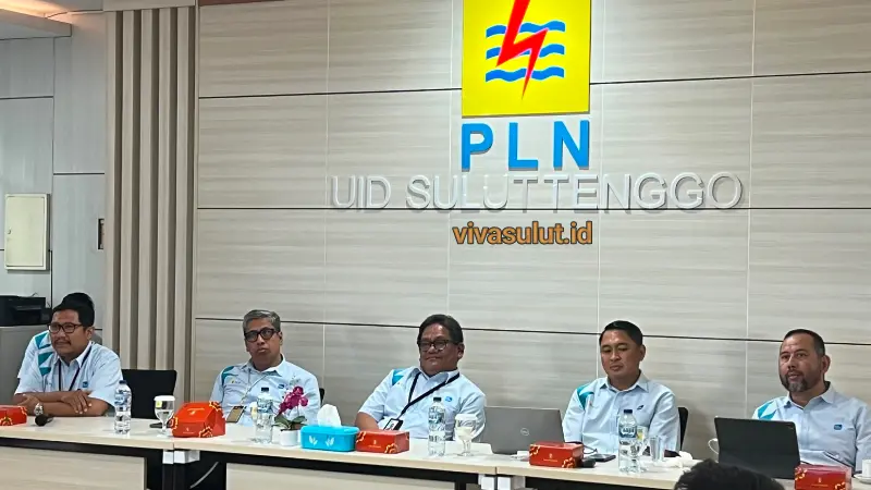 Pimpinan PLN UID Suluttenggo (kiri ke kanan) Manager K3LN Ronggur Leonard Simanjuntak, Senior Manager Keuangan, Komunikasi dan Umum, Dandung Hariwibowo, GM PT PLN UID Suluttenggo, Usman Bangun, Usman Bangun, Senior Manager Niaga & Manajemen Pelanggan, Bonifatius Wardhana dan Manager Unit Pelaksana Proyek Ketenagalistrikan Sulawesi Utara, Heru Wardono.(Foto: VivaSulut.id)