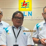 General Manager PLN UID Suluttenggo Usman Bangun (tengah), didampingi Manager Unit Pelaksana Proyek Ketenagalistrikan (UP2K) PLN UID Suluttenggo Heru Kleitanto Wardono (kanan) dan Senior Manager Keuangan, Komunikasi dan Umum Dandung Hariwibowo.
