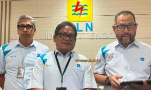 General Manager PLN UID Suluttenggo Usman Bangun (tengah), didampingi Manager Unit Pelaksana Proyek Ketenagalistrikan (UP2K) PLN UID Suluttenggo Heru Kleitanto Wardono (kanan) dan Senior Manager Keuangan, Komunikasi dan Umum Dandung Hariwibowo.