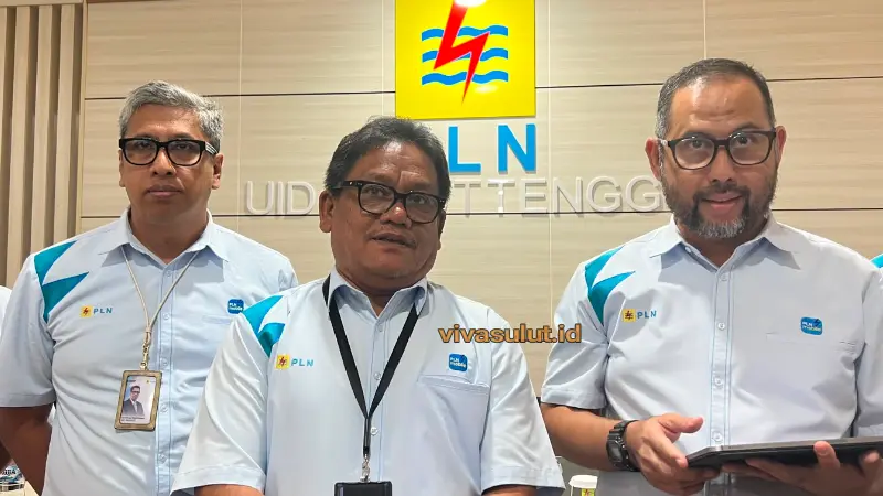 General Manager PLN UID Suluttenggo Usman Bangun (tengah), didampingi Manager Unit Pelaksana Proyek Ketenagalistrikan (UP2K) PLN UID Suluttenggo Heru Kleitanto Wardono (kanan) dan Senior Manager Keuangan, Komunikasi dan Umum Dandung Hariwibowo.