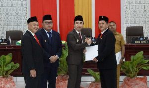 0f223267-24fc-4135-a955-ae7676c555e4 Bupati Kabupaten Kepulauan Sangihe Michael Thungari bersama Wakil Bupati Tendris Bulahari menghadiri Rapat Paripurna Pengucapan Sumpah dan Janji Pengganti Antar Waktu (PAW) Anggota DPRD Kabupaten Kepulauan Sangihe, Febrima Theodorus Angow, untuk sisa masa jabatan 2024–2029.