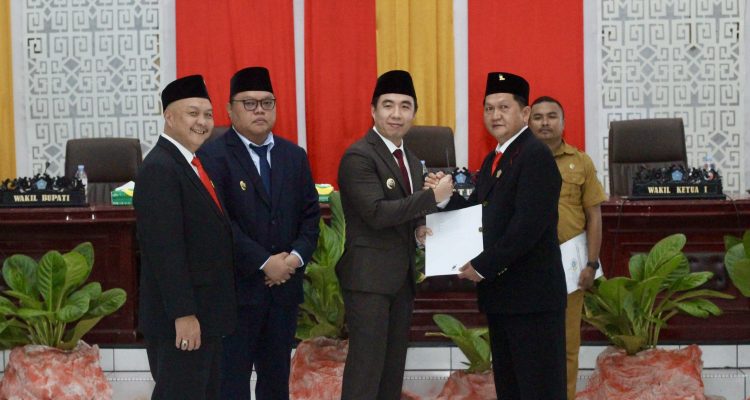 Bupati Kabupaten Kepulauan Sangihe Michael Thungari bersama Wakil Bupati Tendris Bulahari menghadiri Rapat Paripurna Pengucapan Sumpah dan Janji Pengganti Antar Waktu (PAW) Anggota DPRD Kabupaten Kepulauan Sangihe, Febrima Theodorus Angow, untuk sisa masa jabatan 2024–2029.