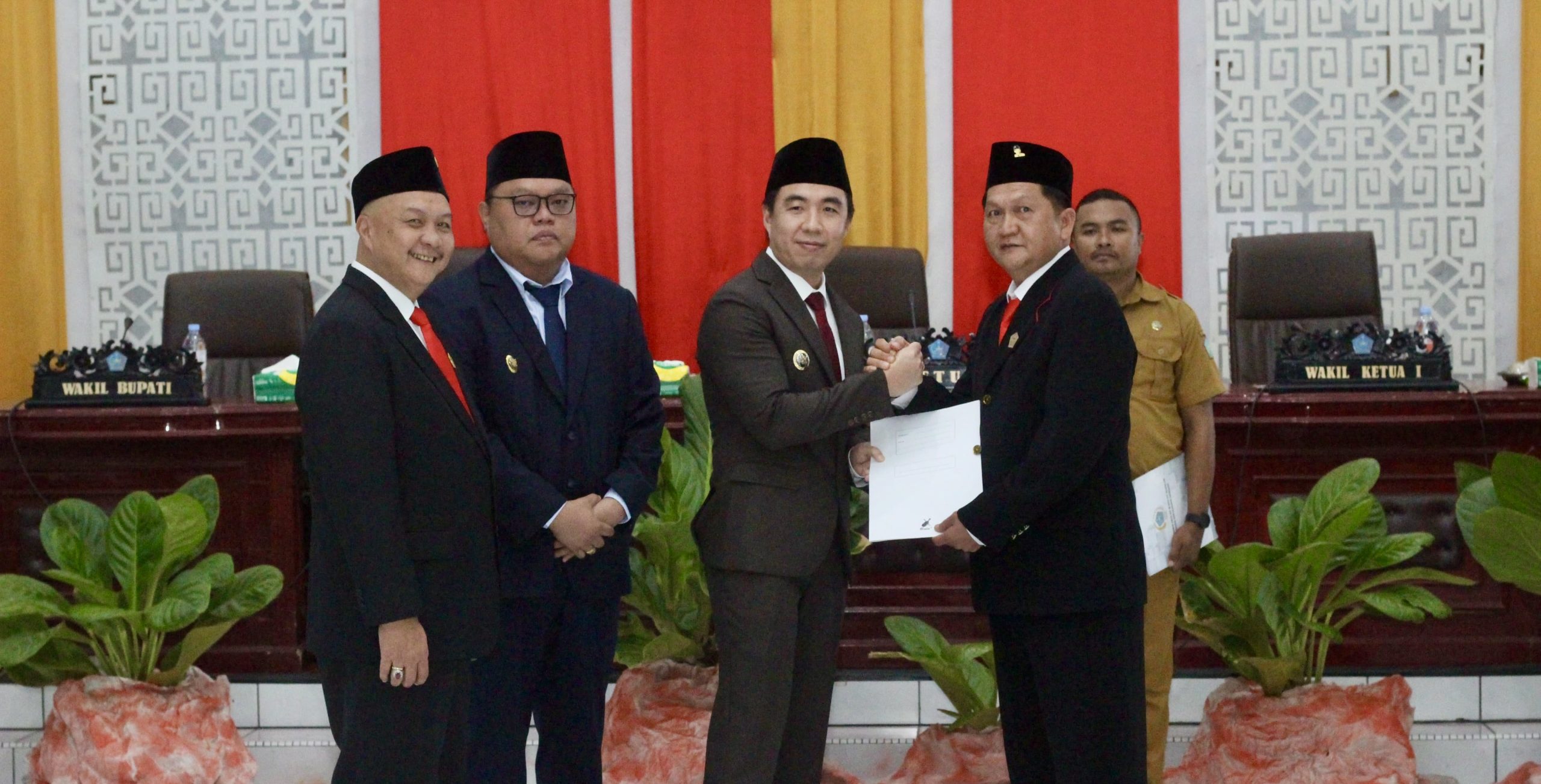 Bupati Kabupaten Kepulauan Sangihe Michael Thungari bersama Wakil Bupati Tendris Bulahari menghadiri Rapat Paripurna Pengucapan Sumpah dan Janji Pengganti Antar Waktu (PAW) Anggota DPRD Kabupaten Kepulauan Sangihe, Febrima Theodorus Angow, untuk sisa masa jabatan 2024–2029.